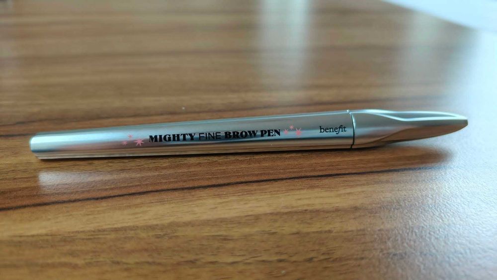 Pisak do brwi, Benefit Mighty Fine Brow Pen, odcień 3