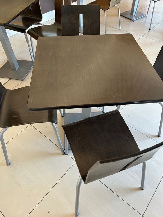 16 cadeiras e 6 mesas