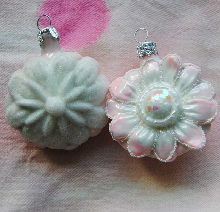 Margerytka biało-różowa - szklana bombka handmade