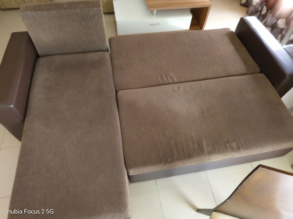 Sofa chaise longue cama e com arrumos no chaise