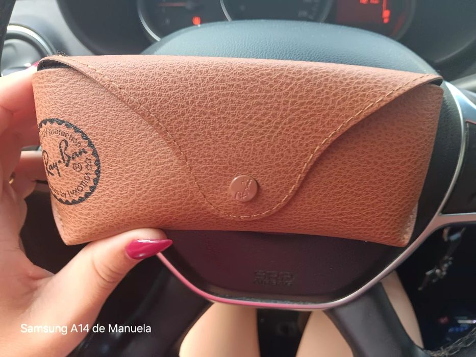 Óculos de sol em bom estado