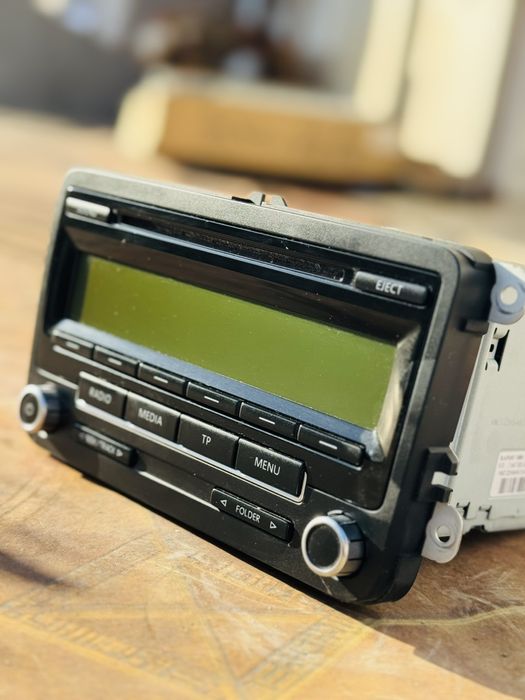 Продам штатну магнітолу на Тігуан