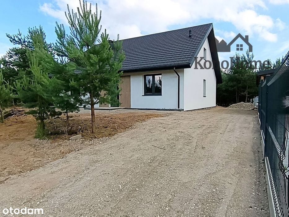 Nowy wolnostojący dom w lesie blisko jezior