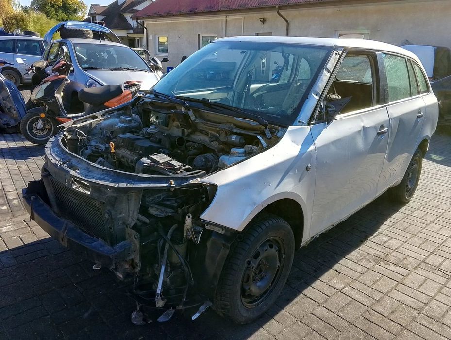 Skoda Fabia II (07-10.) 1.4 TDI 69KM. Silnik BNM Skrzynia JQM lakier LA7W - REFLEXSILVER.Cały na części. GWARANCJA !!!  Przód Tył Zestaw Komplet Drzwi Klapa Zderzak Błotnik Maska Grill Atrapa Szyba Pas Lampa Lusterko Boczki Fotel Kanapa Kokpit Deska Rozdz