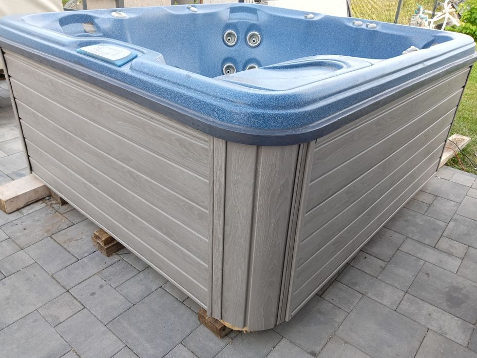 Jacuzzi Sundance Spas model ALTAMAR