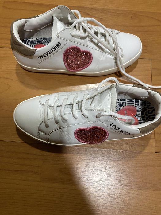 Sapatilhas LOVE MOSCHINO brancas em pele, com o coração moschino rosa