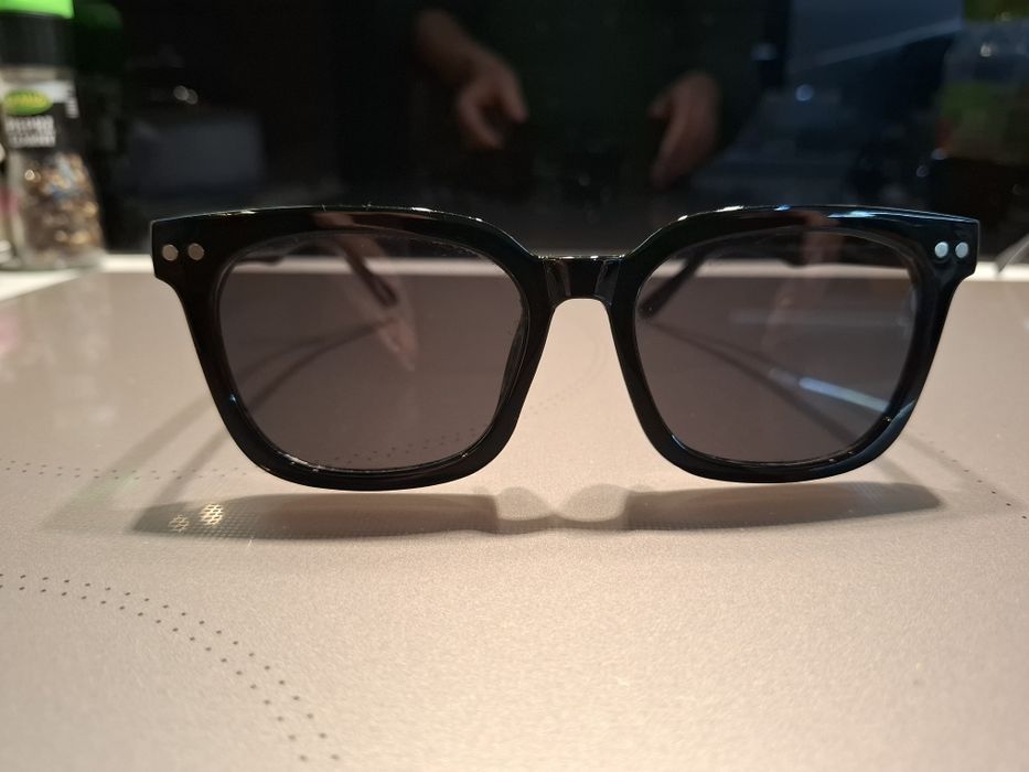 Czarne średniej wielkości okulary przeciwsłoneczne Reserved unisex