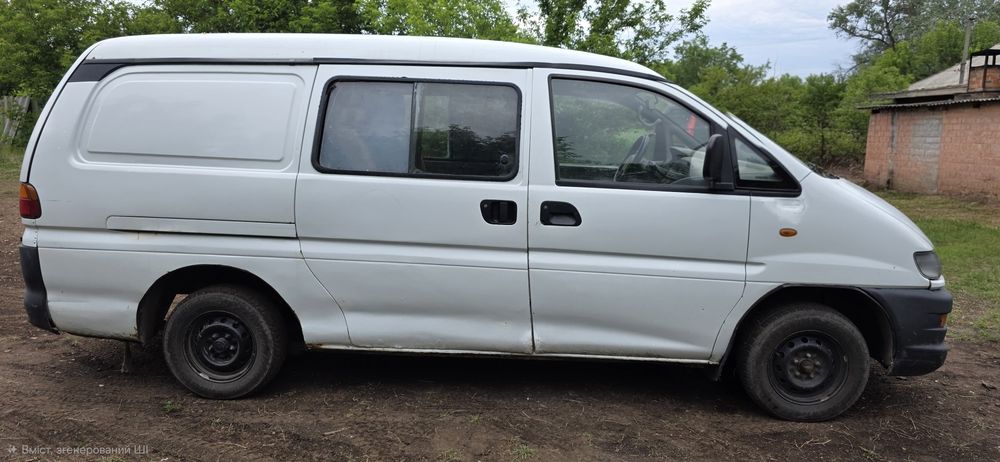 Автомобіль бус на ході