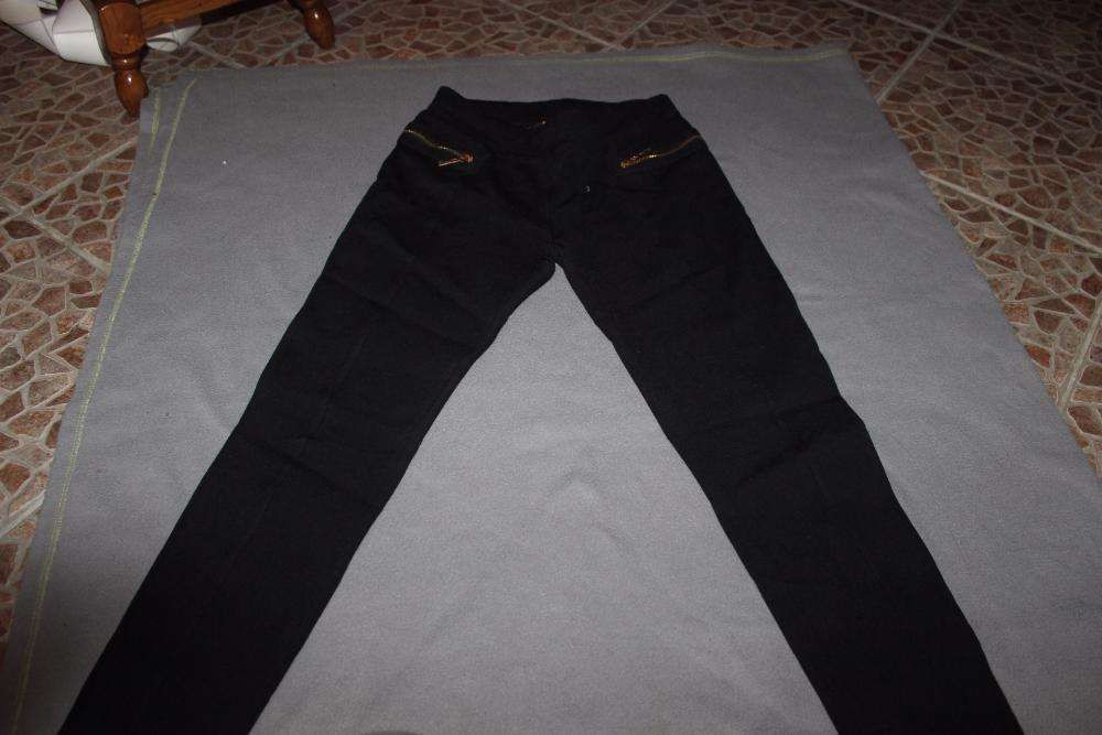 Calças pretas com fechos