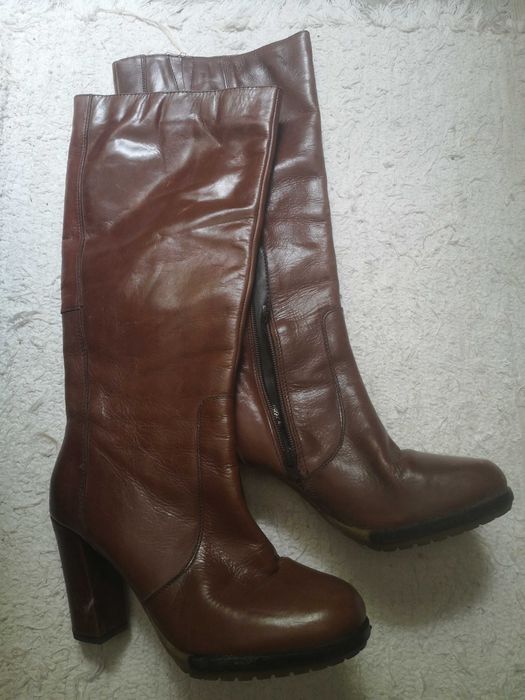 Bota de salto alto em pele