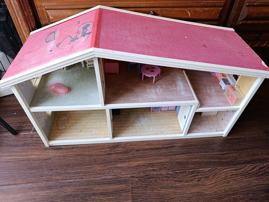 Domek dla lalek plus mebelki