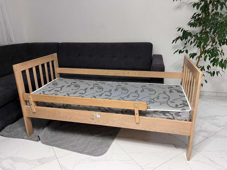 Продається двоярусне ліжко з матрацами .