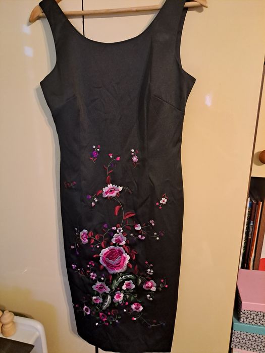 Sukienka małą czarną z haftem
