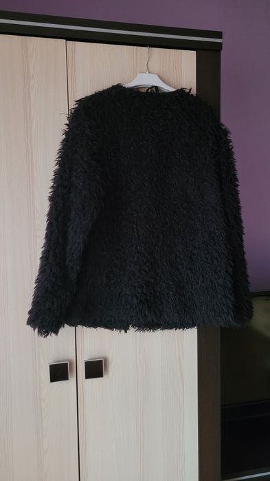 Czarna kurtka futro