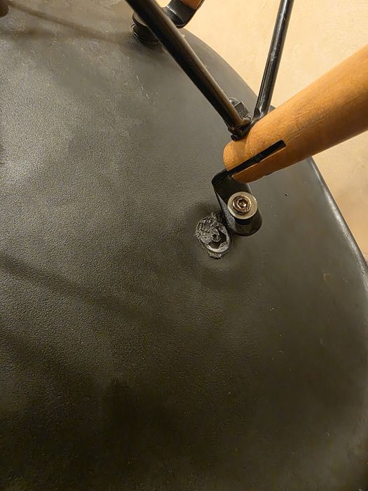 Три стільці з дефектом