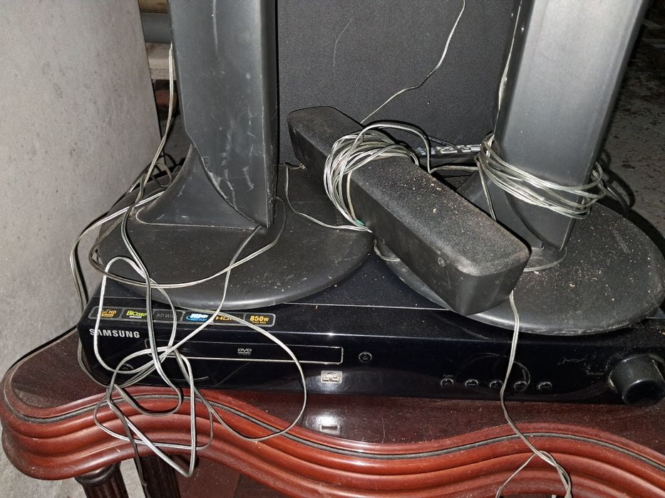 Sistema de som com colunas