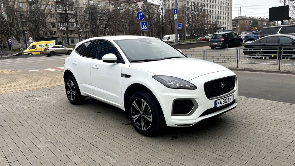 Продам Ягуар E-PACE 2023 року. Куплений у офіціала, один власник. Авто НА ГАРАНТІЇ.
Дизель, 2 літри. Розхід 6-10 літрів. Без ДТП і підкрасів. На гарантії. 
На зиму заводиться дистанційно.
Пробіг 46 тис км
Безключевий доступ.
Зберігався що вдома що на роботі в підземному паркінгу.
По авто взагалі ніяких питань немає.

Послуги з продажу НЕ ПРОПОНУВАТИ!!!