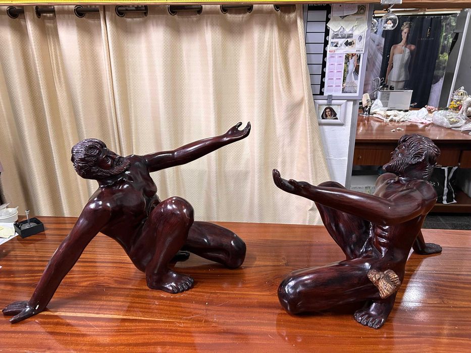 Par de figuras humanas em pau preto/ base para mesa