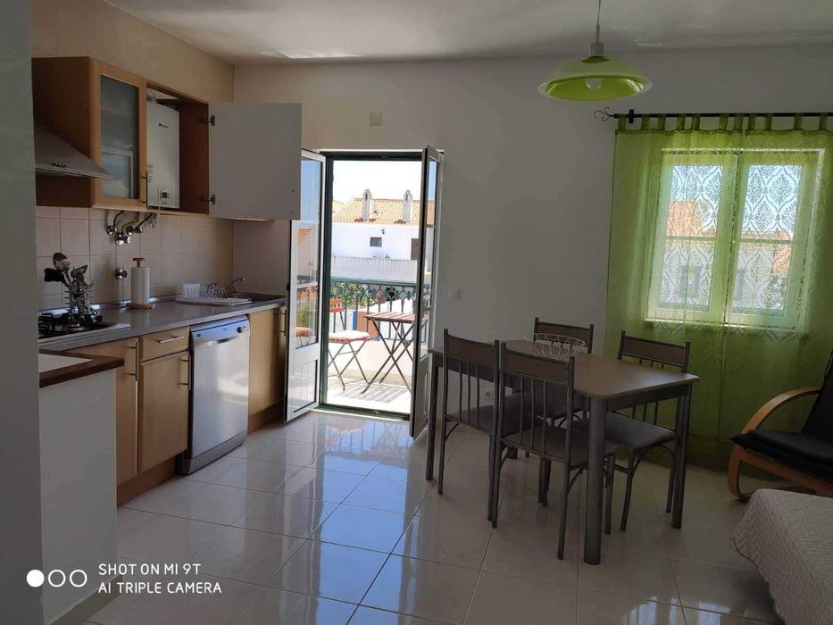 Aluga-se apartamento T2 na Zambujeira do Mar, localizado a apenas 5 minutos da praia a pé.