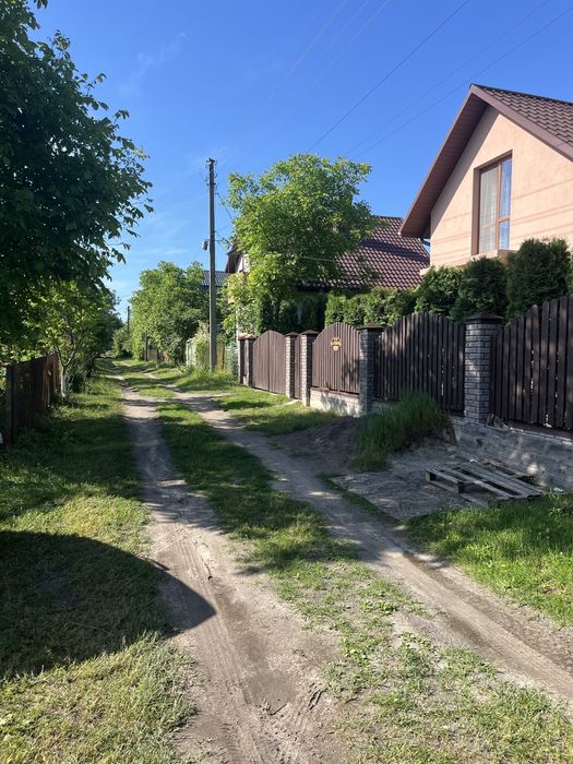 Продається земельна ділянка з будинком в с. Нова Українка