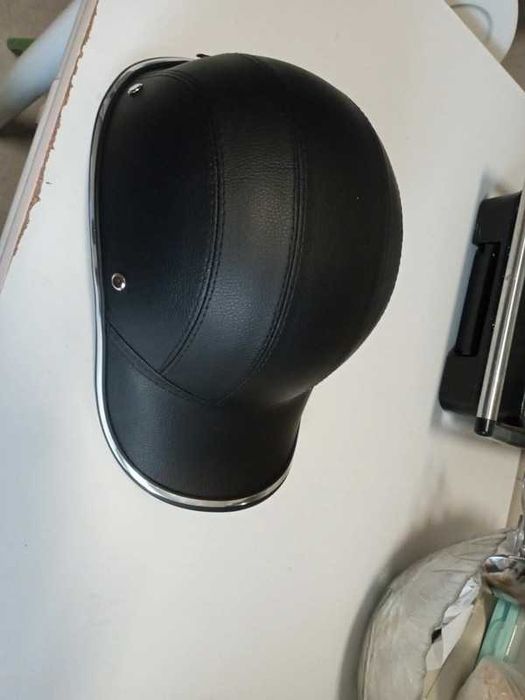 Capacete para mota, bicicleta ou trotinetes de cor preta