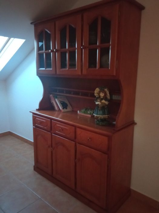 Cristaleira em pinho mel