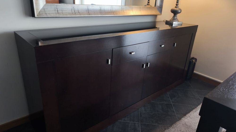 Aparador de sala com tampo em vidro