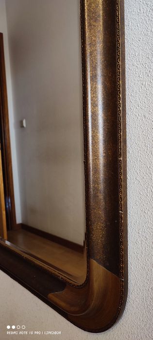 Espelho antigo revestido a talha