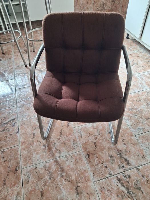 Estrado de cama, 2 bancos de balcão, 4 cadeiras