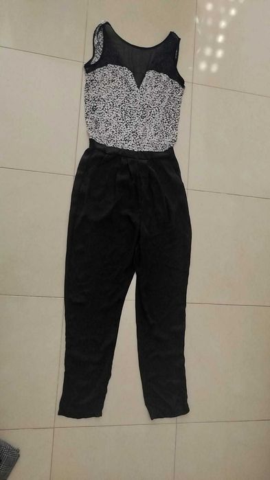 Macacão formal com detalhes transparentes