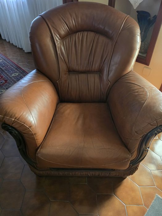 Sofá e poltronas em pele