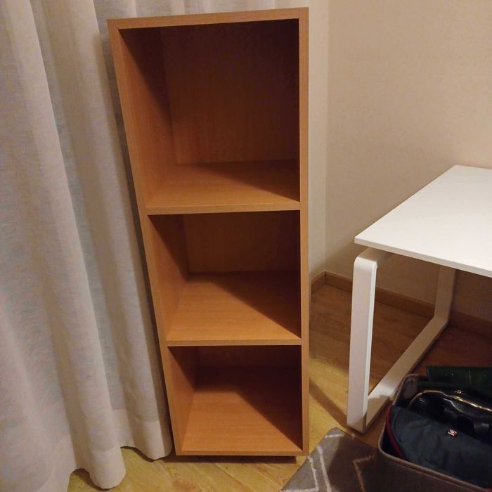 Estante de três prateleiras