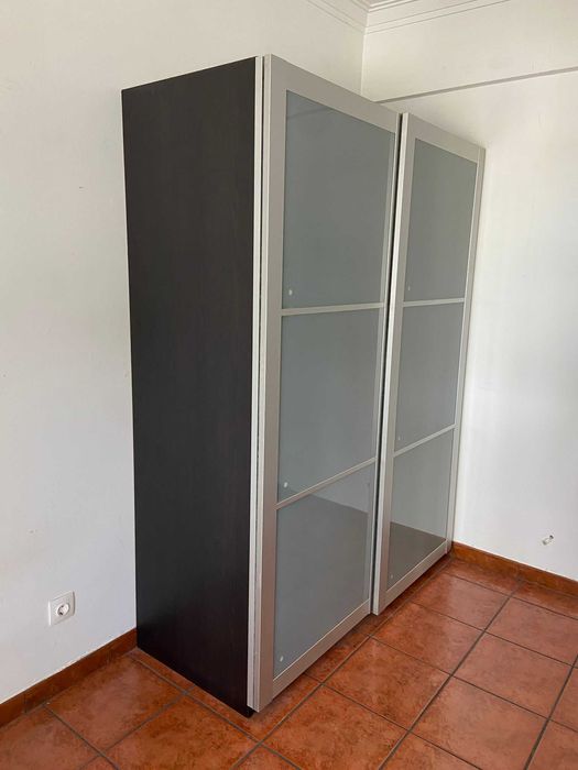 Roupeiro IKEA Pax com 2 portas deslizantes