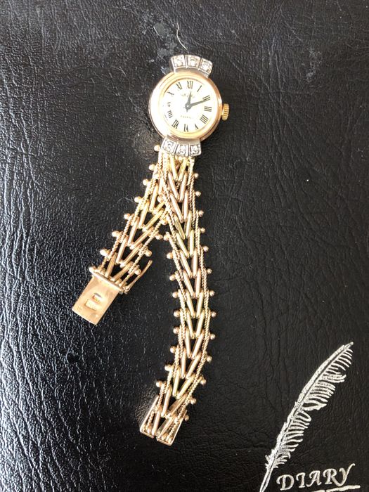 Золотые женские часы.