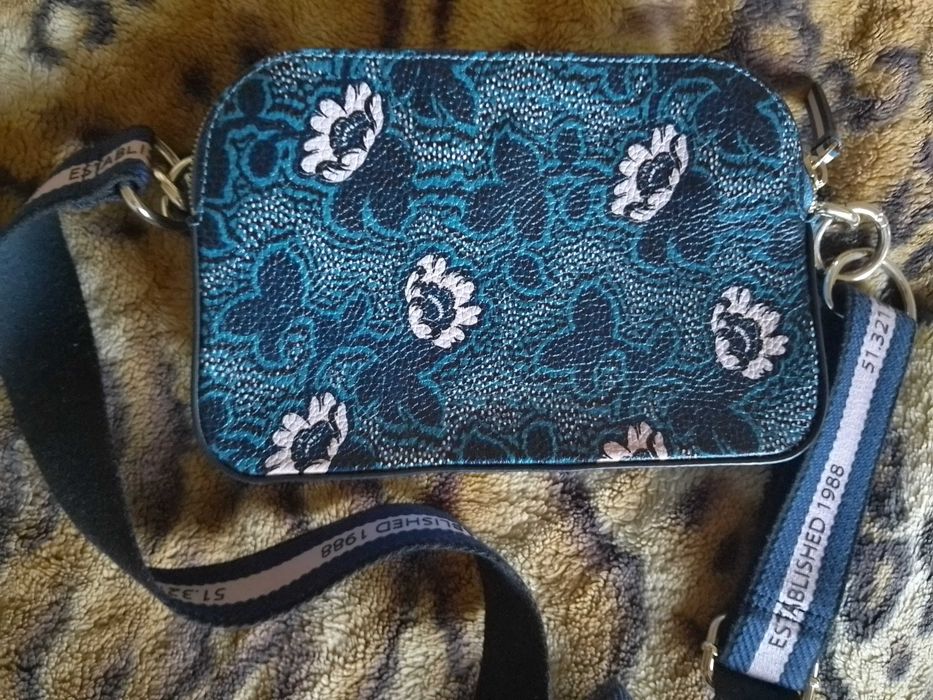 Продам красивую кожаную сумку Ted baker