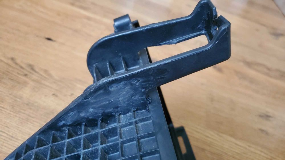 Оригінал. Корпус повітряного фільтра (низ) Dodge Challenger