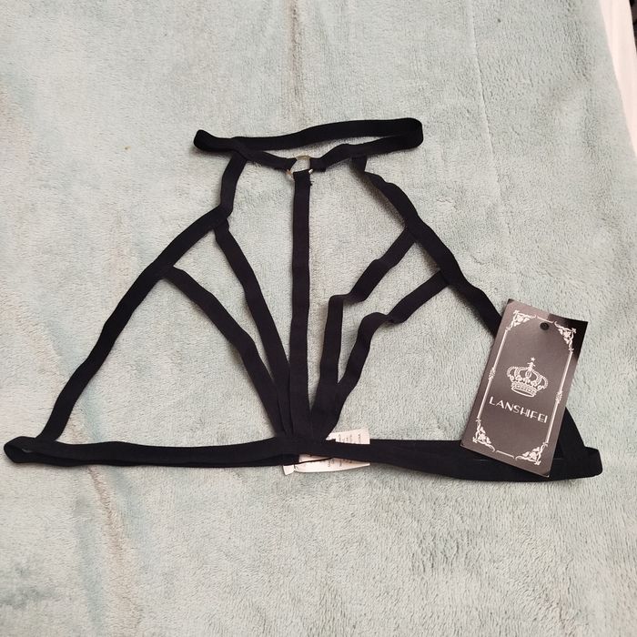 Аксесуар на груди у готичному стилі