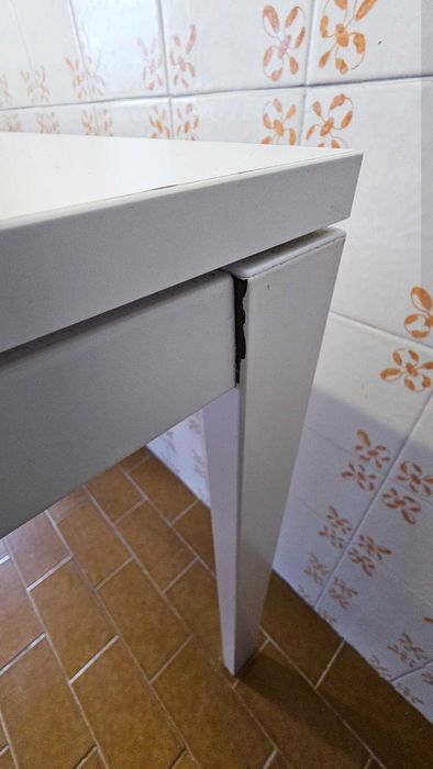 Mesa IKEA VIHALS Branca 125x74, marcas de uso