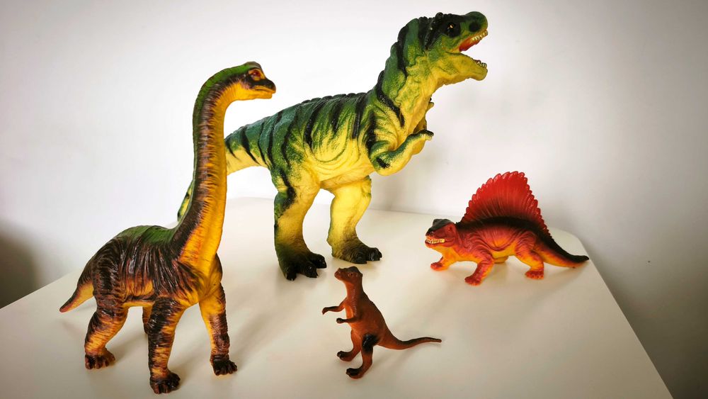 Zestaw zabawek dinozaurów