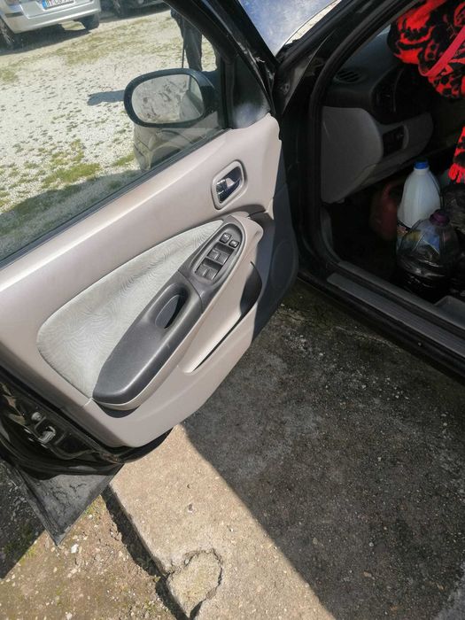 Carro Nissan Almera 1.5 de 2001 para peças