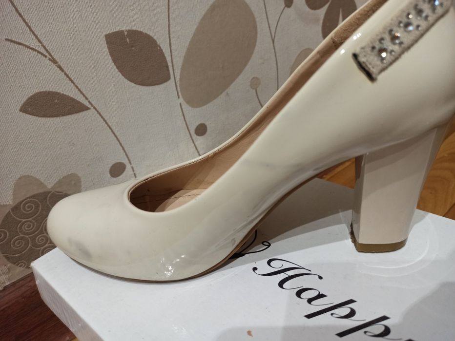 Туфлі бежеві лаковані