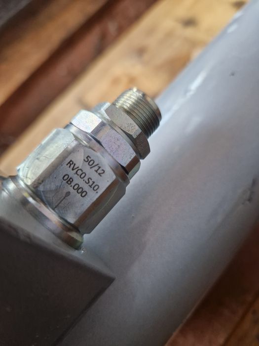 Siłownik hydrauliczny dwustronnego działania