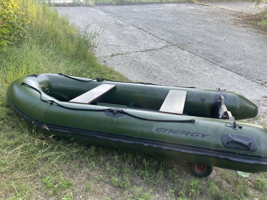 Лодка enegy 330 з транцевими  колесами