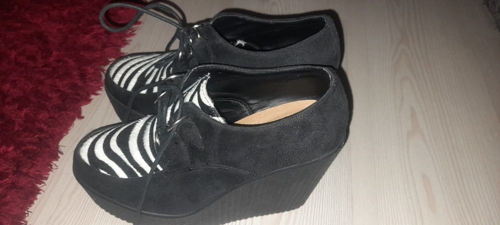 Sapatos cunha punk góticos