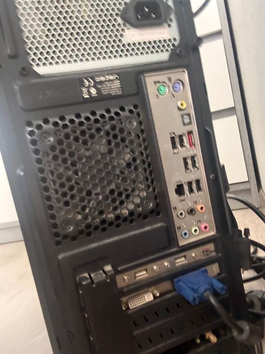 Komputer Stacjonarny z Monitorem