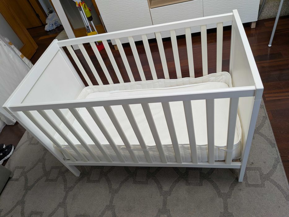 Berço de Bébé SUNDVIK (IKEA) e acessórios para o Berço