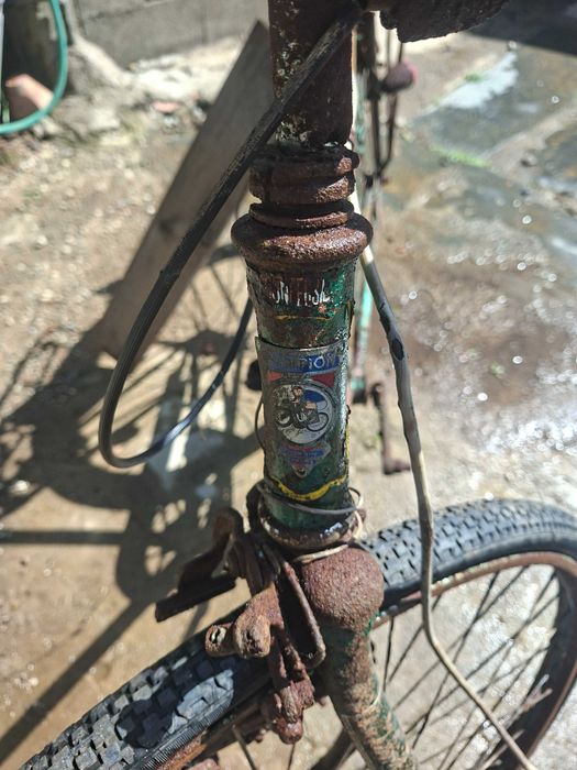 Bicicleta muito antiga para restaurar