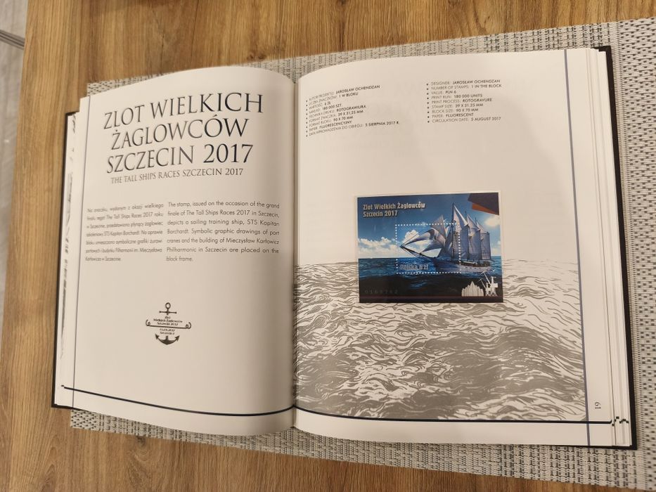 Księga znaczków pocztowych 2017 rok.