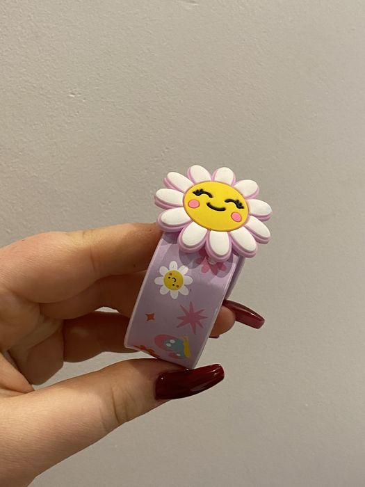 Wesoła, urocza opaska/bransoletka na rękę z kwiatkiem