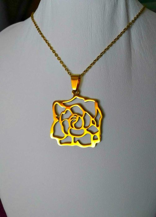 Colar Aço Dourado c/ Flor Grande NOVO